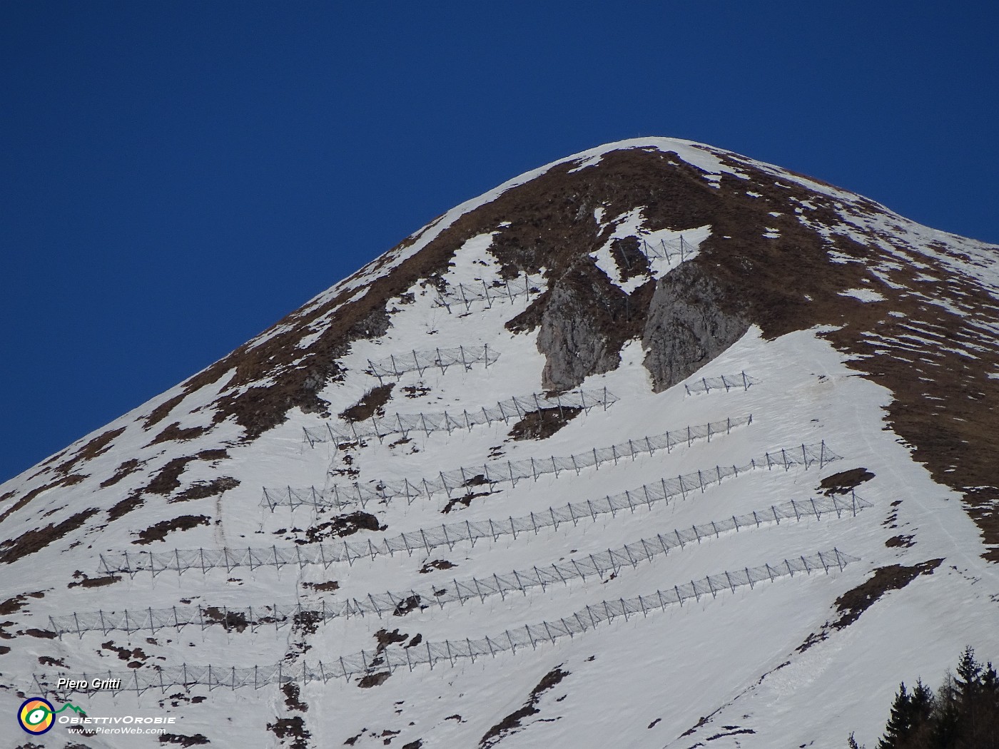 14 Zoom in Pizzo Vescovo presidiato da paravalanghe .JPG